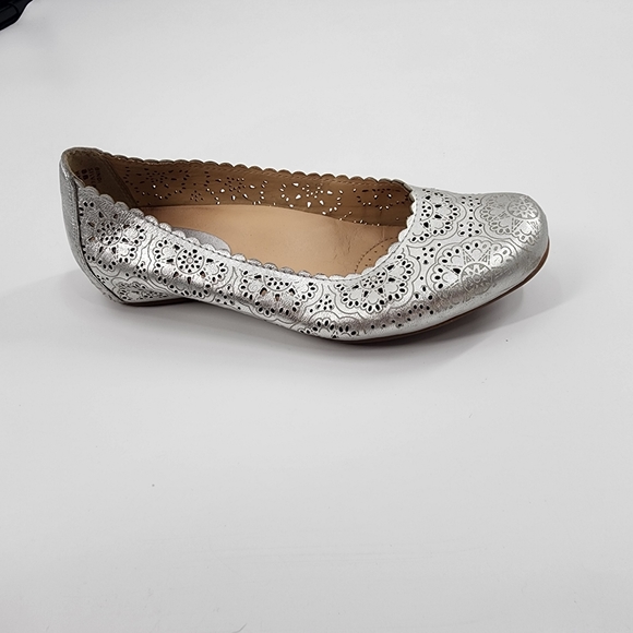 Women's 8 B Earthies Bindi Silver Leather Ballet Flat Shoes Loafer Perforated - Picture 2 of 13